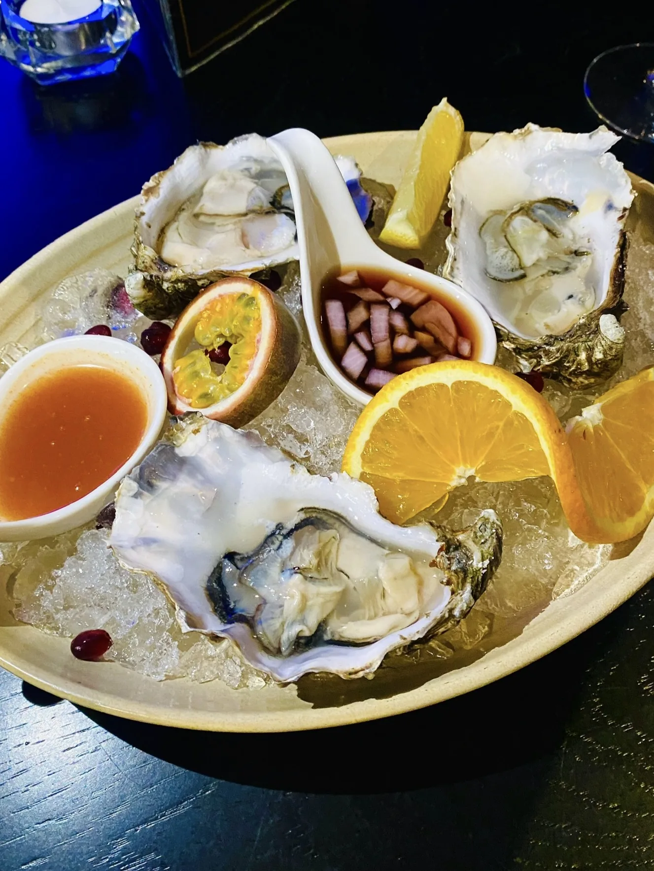 Fresh oysters with lemon