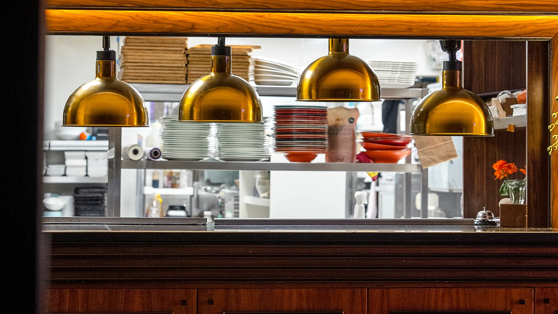 Open kitchen and warm gold lighting